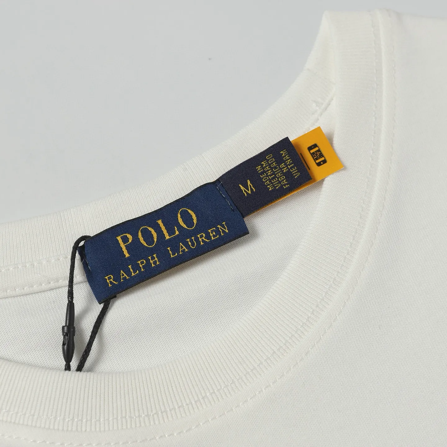 P126 Style number: 506 Ralph Lauren/Ralph Lauren 25ss summer new round-neck T-shirt with English letter embroidery. The main logo on the neck has a QR code mark, which can be scanned for verification. The detailed English letter logo embroidery is all high-density and made with imported Tajima machines, which distinguishes low-quality products on the market. 32 counts, 240g hydrophilic toner, 100% cotton fabric, comfortable and soft, highly breathable, focusing on high-end cost-effectiveness, needless to say good quality. Available in a variety of colors, both boys and girls can try this genderless style, giving them a yuppie tone in no time. Immerse yourself in your leisurely style, and have your own style in retro. Natural, vivid and very French romantic feelings, perfectly integrating youthful atmosphere and trend. Color: black, white, green, sky blue Size: S-xL S Shoulder width 44 Bust 104 Sleeve length 23 Clothing length 72 M Shoulder width 45 Bust 108 Sleeve length 24 Clothing length 74 L Shoulder width 46 Bust 112 Sleeve length 25 Clothing length 76 xL Shoulder width 47 Bust 116 Sleeve length 26 Clothing length 78